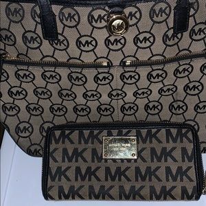 Worn wallet on good condition bag straps fixing